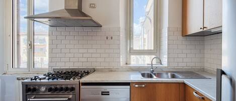 Refrigerador, horno, lavavajillas, cafetera/tetera