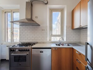 Kjøleskap, ovn, oppvaskmaskin og kaffetrakter/tekoker