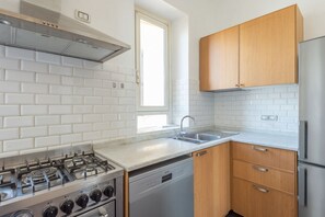 Fridge, oven, dishwasher, coffee/tea maker - Vittorio Panoramic Apartment (Roma)
