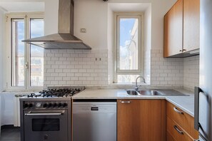 Fridge, oven, dishwasher, coffee/tea maker - Vittorio Panoramic Apartment (Roma)