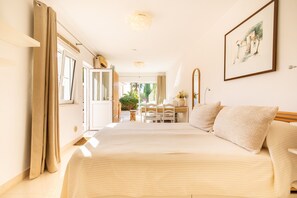 4 slaapkamers, een strijkplank/strijkijzer, gratis wifi, beddengoed