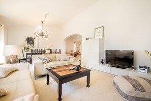 TV, fireplace - Quinta Felicidade, 4 bedroom holiday villa with private pool (Lagos)