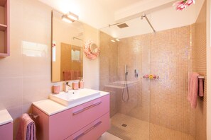 Shower, hair dryer, towels
