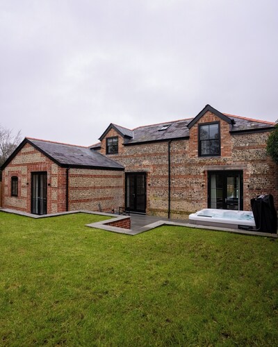 Charming 4-bedroom villa in enchanting Pimperne with WiFi