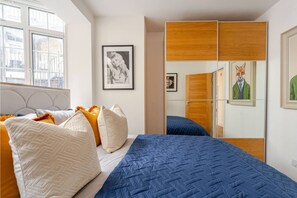 4 habitaciones, tabla de planchar con plancha y cuna de viaje