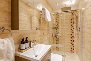 Dusche, Haartrockner, Handtücher, Seife