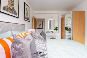 4 slaapkamers, een strijkplank/strijkijzer, reisbedje, gratis wifi