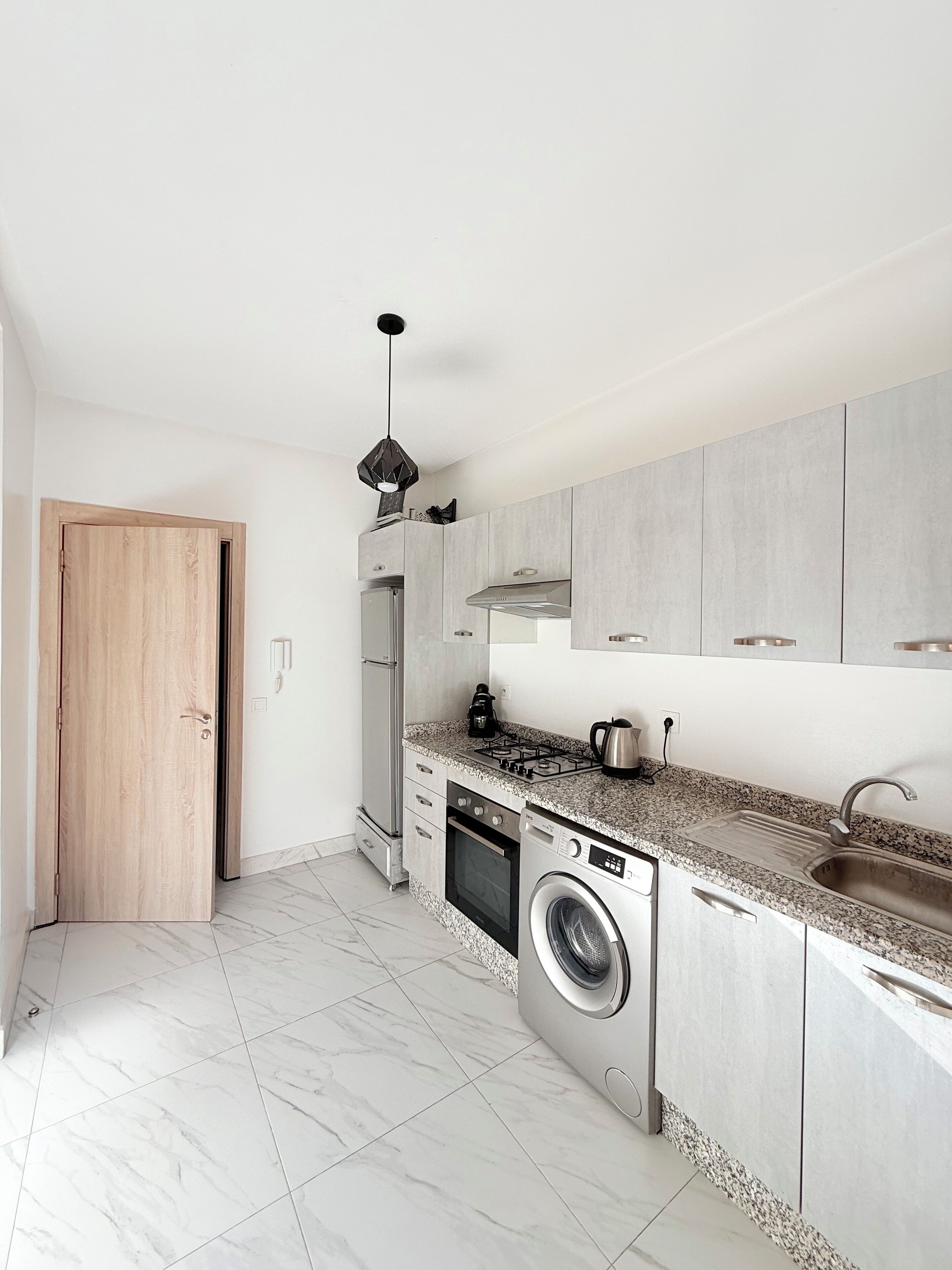 Frigorífico, horno, placa de cocina y cafetera o tetera