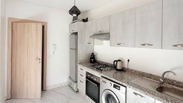 Frigorífico, horno, placa de cocina y cafetera o tetera