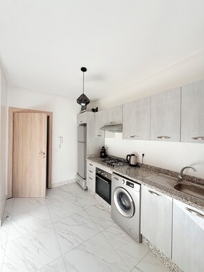 冷蔵庫、オーブン、コンロ、コーヒー / ティーメーカー