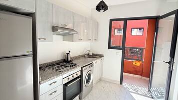 Frigorífico, horno, placa de cocina y cafetera o tetera