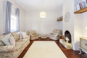 Een smart-tv en boeken