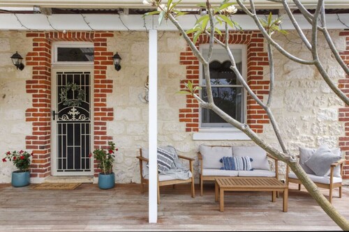 Charming Charles -Pet friendly near cafes and beaches
