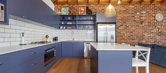 Charming Charles -Pet friendly near cafes and beaches