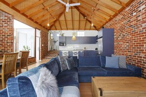 Smart TV, books - Charming Charles -Pet friendly near cafes and beaches (South Fremantle)