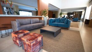 Un salon moderne avec deux canapés, une table basse et un tapis.