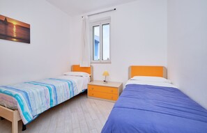2 bedrooms, iron/ironing board, free WiFi, bed sheets - Libeccio, holiday home with veranda 100 mt from the sea (Marina di Ragusa)