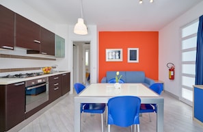 Fridge, microwave, oven, electric kettle - Libeccio, holiday home with veranda 100 mt from the sea (Marina di Ragusa)