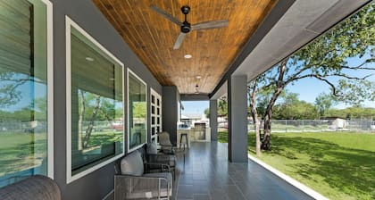 Alamo ranch casita!! Stylish family friendly home!!