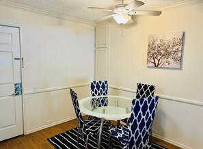 Dining - Charming 2-bedroom apartment with WiFi in fabulous Marina del Rey (Marina del Rey)