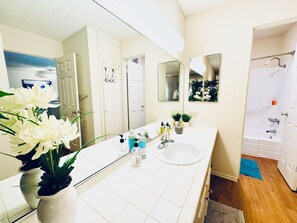 Hair dryer, towels, soap, toilet paper - Charming 2-bedroom apartment with WiFi in fabulous Marina del Rey (Marina del Rey)