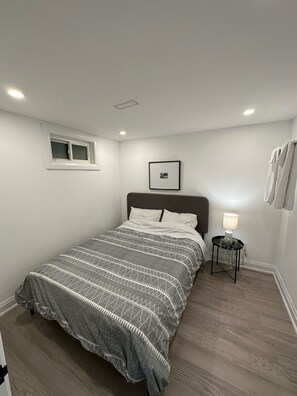 2 bedrooms, iron/ironing board, free WiFi, bed sheets - Luxury Modern B Appartment  (Richmond Hill)
