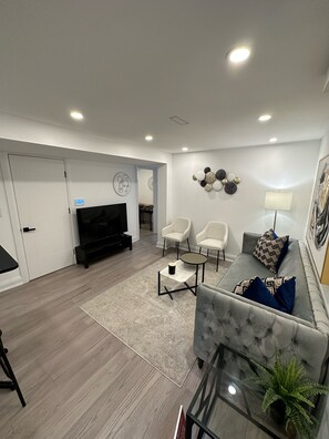 Smart TV, table football, offices - Luxury Modern B Appartment  (Richmond Hill)