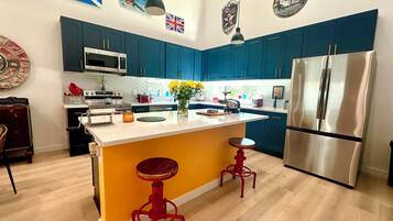 Frigorifero, microonde, forno, piano cottura