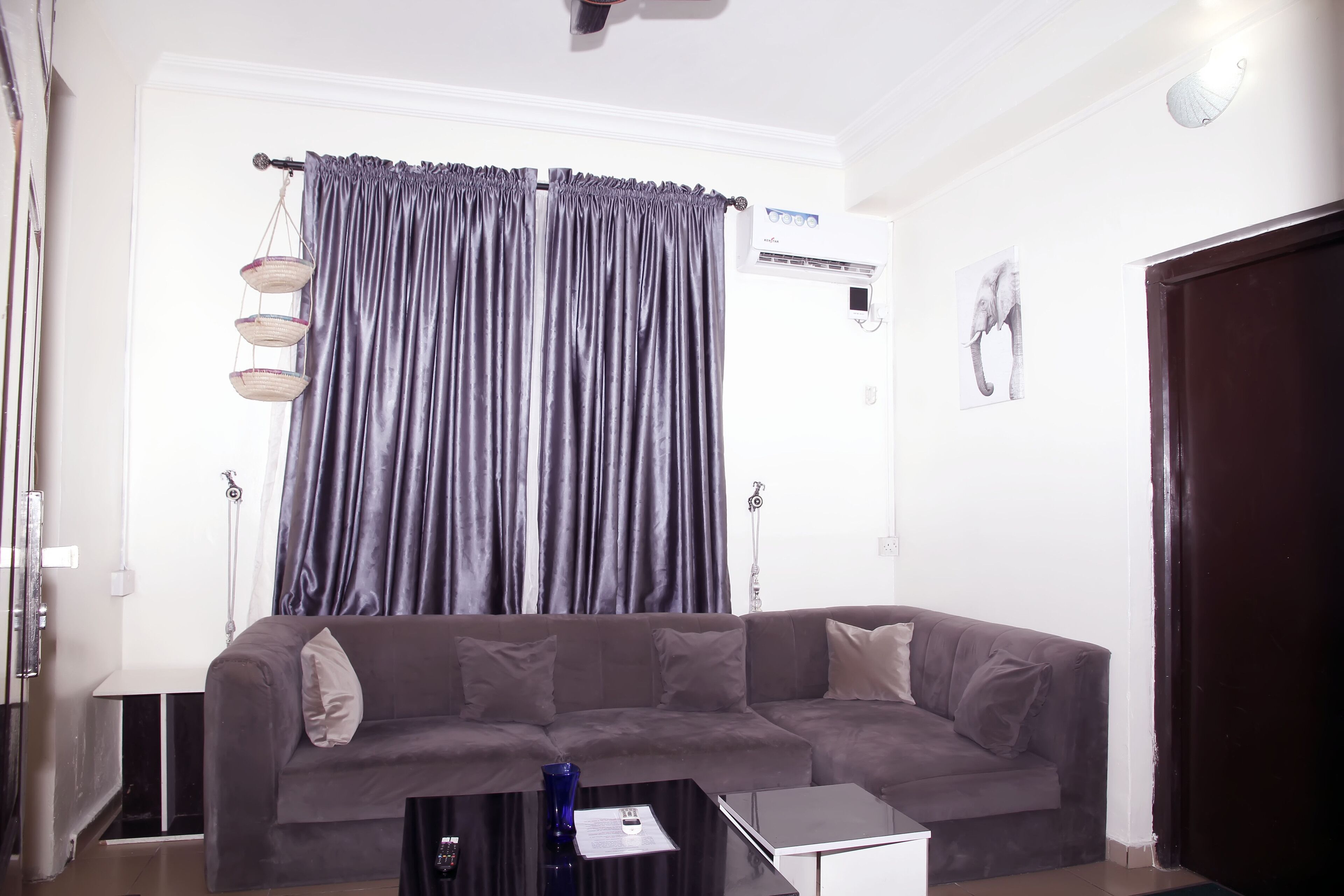 Een televisie en een stereo