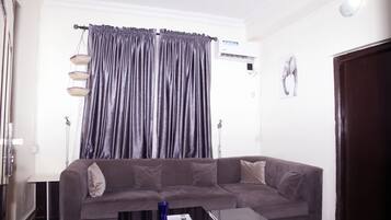 Een televisie en een stereo