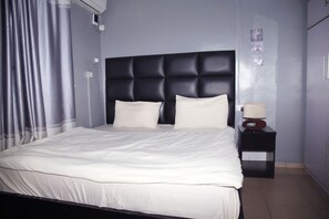 1 dormitorio, tabla de planchar con plancha, wifi y ropa de cama