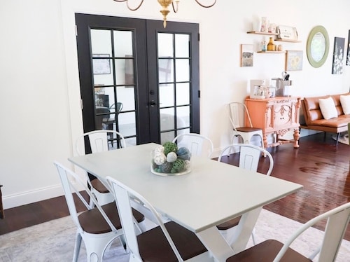 Walk to Main St, Game Room w/Arcade Cozy Cottage Sleeps 6