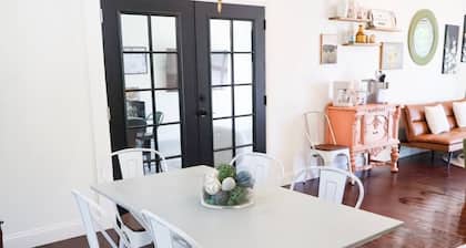 Walk to Main St, Game Room w/Arcade Cozy Cottage Sleeps 6