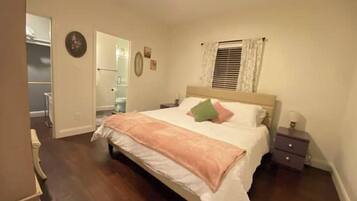 3 bedrooms, in-room safe, desk, iron/ironing board