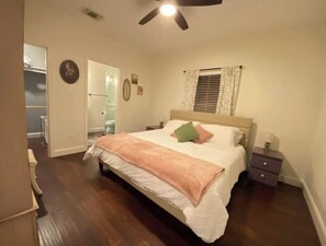 3 bedrooms, in-room safe, desk, iron/ironing board - Cozy Retreat + Game Room 2 Blocks from Downtown (Boerne)