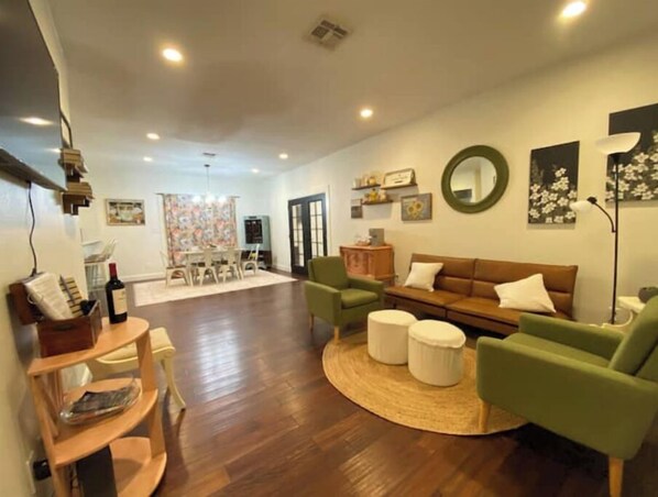 Smart TV - Cozy Retreat + Game Room 2 Blocks from Downtown (Boerne)