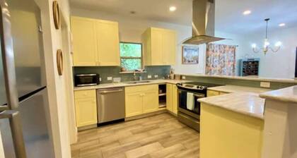 Cozy Retreat + Game Room 2 Blocks from Downtown