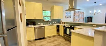 Cozy Retreat + Game Room 2 Blocks from Downtown
