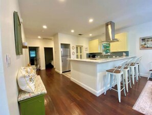 Fridge, microwave, oven, stovetop - Cozy Retreat + Game Room 2 Blocks from Downtown (Boerne)