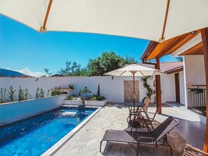 Piscine extérieure, parasols de plage, chaises longues