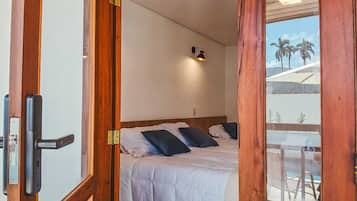 Quarto triplo | Roupas de cama premium, camas com colchões pillow-top, escrivaninha
