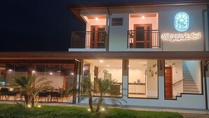 A two-story building with a sign reading "Mirante do Sgl pousada". - Pousada Mirante do Sol (Paraty)