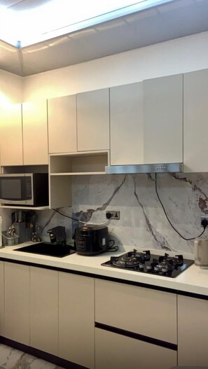 Standard Studio | Private kitchen | Full-sized fridge, microwave, oven, stovetop - Scarlett Apartments (Monrovia)