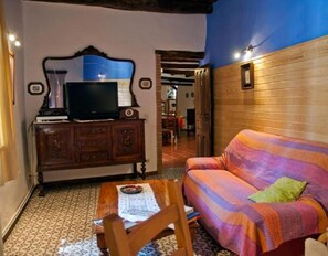 TV - Country House 'Jara' with Private Terrace, Private Garden and Wi-Fi (Azuara)