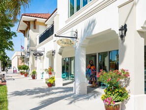 Exterior - Charming 2-bedroom condo with AC, WiFi, in Venice, 2 miles from Venice Island.  (Venice)