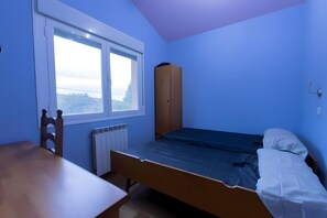 4 bedrooms, iron/ironing board, free WiFi, bed sheets - Chalet 'El Cerezo Rojo' with Lake View, Wi-Fi and Air Conditioning (El Rasillo de Cameros)