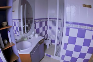 Shower, hair dryer, towels - Chalet 'El Cerezo Rojo' with Lake View, Wi-Fi and Air Conditioning (El Rasillo de Cameros)