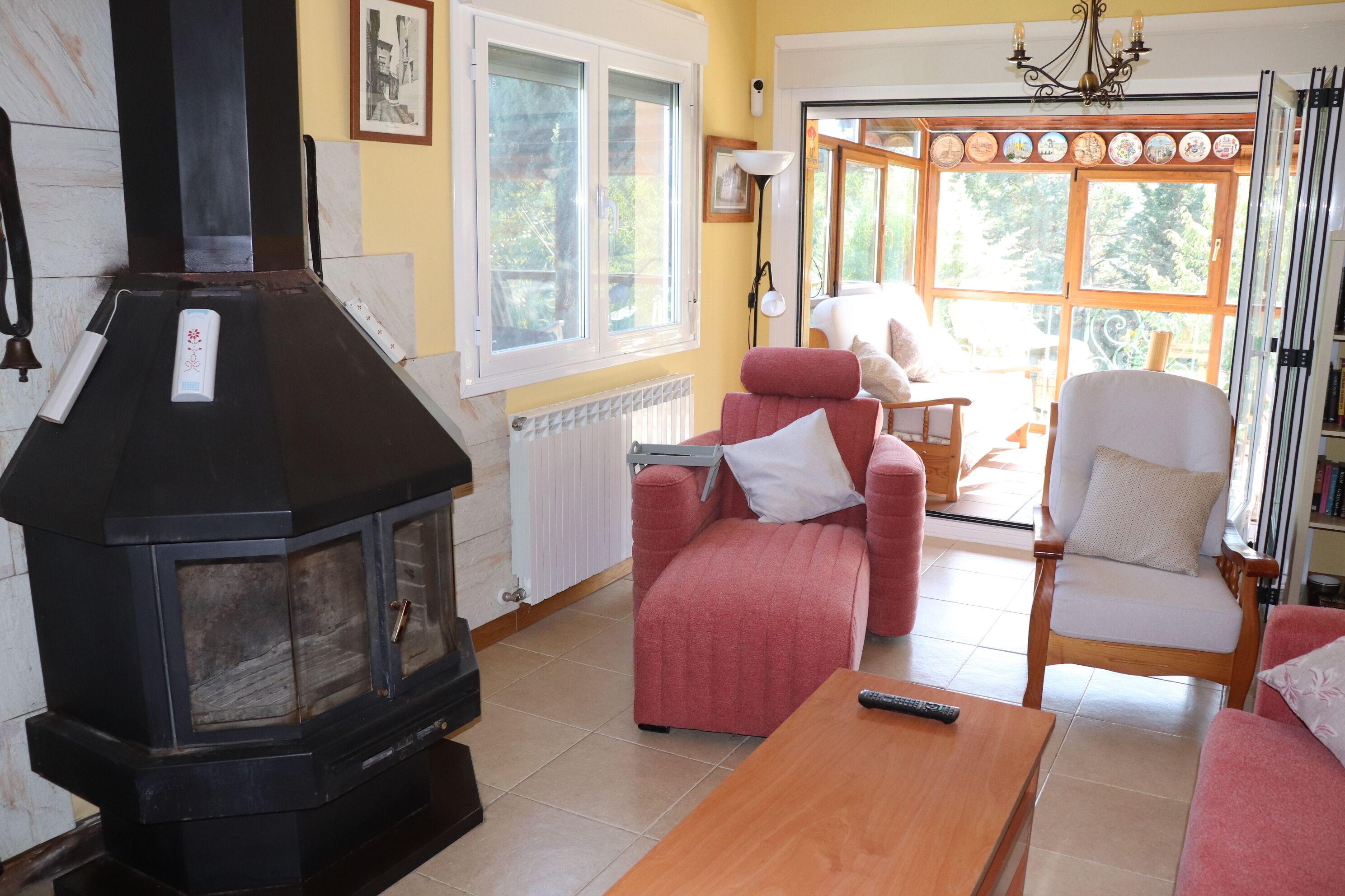 Een open haard, een dvd-speler en een stereo