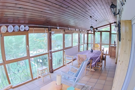 Dining. Chalet 'El Cerezo Rojo' with Lake View, Wi-Fi and Air Conditioning