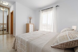 3 dormitorios, tabla de planchar con plancha, wifi gratis y ropa de cama